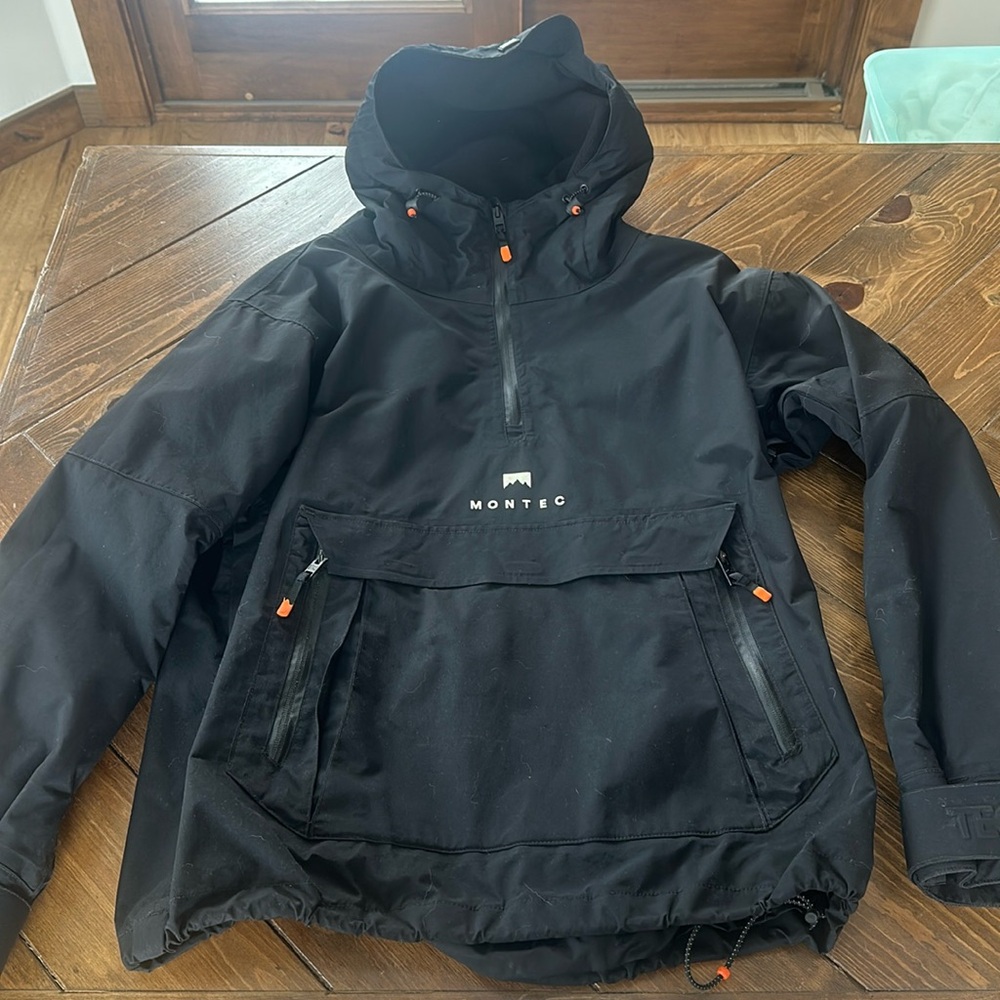 Women’s/Mens black Montec half zip insulated snowboard/ski jacket.